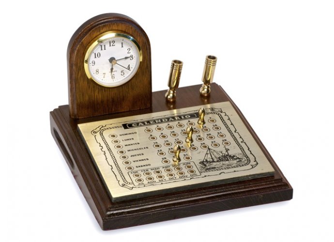 Art. 186 Reloj con calendario y portalapiceras