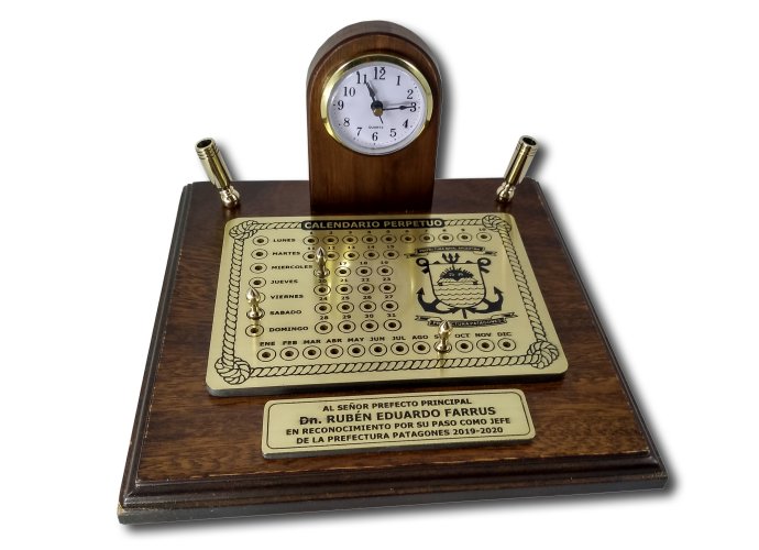 186 Calendario con portalapiceras y reloj Pref Patagones 22x25 cm